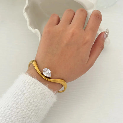 CURVY BANGLE