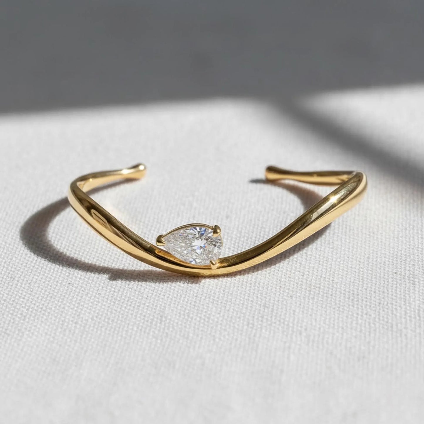 CURVY BANGLE