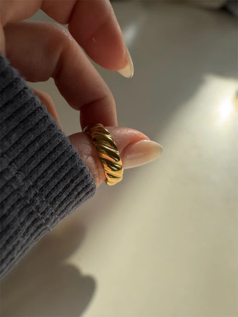 CROISSANT RING